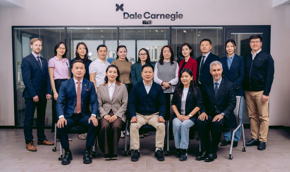 Dale Carnegie Mongolia-гийн хамт олон оффисдоо